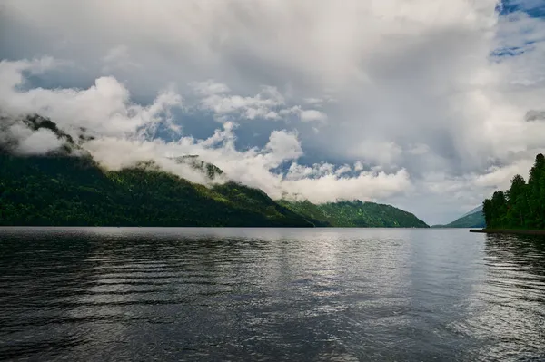 Mlha v horském údolí. Ranní mlha nad jezerem v pohoří Altaj. — Stock fotografie