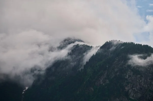 Fog in the mountain valley. Morning fog over the lake in the Altai mountains. — Stock Photo, Image