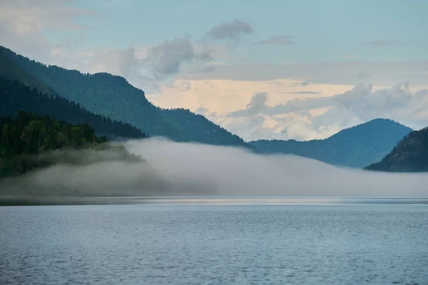 Туман в горной долине Утренний туман над озером в горах Алтая . — стоковое фото
