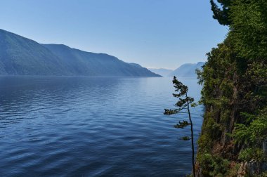 Sis Dağı Vadisi'nde. Sabah sis göle Altay Dağları üzerinde.