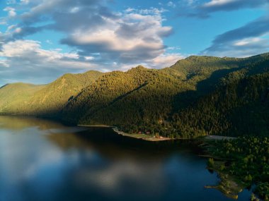 sunrise bir gökyüzünde bulutlar ile sakin bled Gölü.