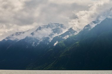 Sis Dağı Vadisi'nde. Sabah sis göle Altay Dağları üzerinde.