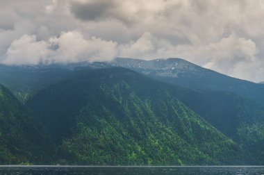 Sis Dağı Vadisi'nde. Sabah sis göle Altay Dağları üzerinde.