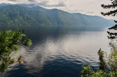 Sis Dağı Vadisi'nde. Sabah sis göle Altay Dağları üzerinde.