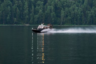 Altai, Rusya - 5 Kasım 2020: Ulusal Park 'ta tekne turu.