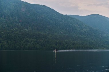 Altai, Rusya - 5 Kasım 2020: Ulusal Park 'ta tekne turu.