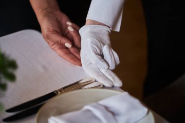 Restoran personeli iyi yemek masası hazırlama.