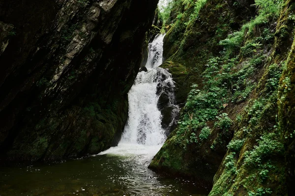 Estyube vodopád u jezera Teletskoye v pohoří Altai. — Stock fotografie