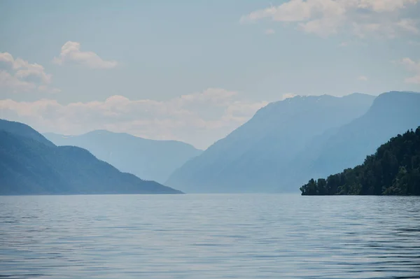 Nebbia nella valle della montagna. Nebbia mattutina sul lago tra le montagne dell'Altai . — Foto Stock