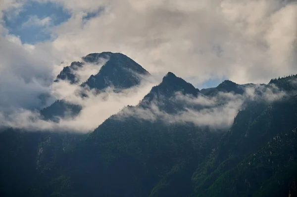 Kabut di lembah pegunungan. Kabut pagi di atas danau di pegunungan Altai . — Stok Foto