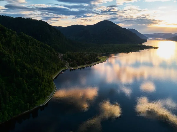 Calm Bled lago ao nascer do sol com nuvens em um céu . — Fotografia de Stock