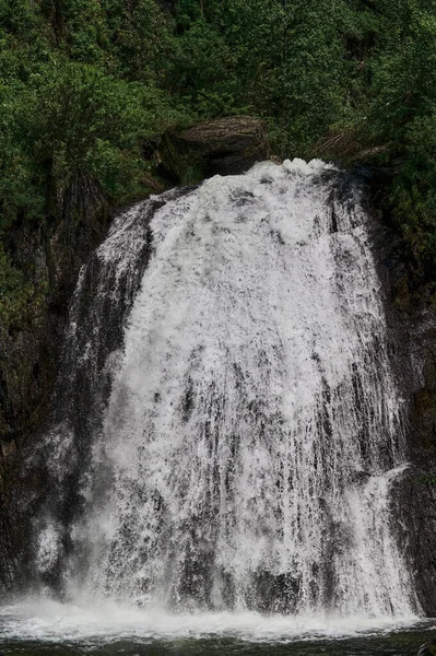 Estyube vodopád u jezera Teletskoye v pohoří Altai. — Stock fotografie