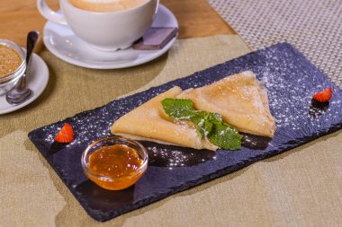 Krep, hamurdan yapılan düz ve yuvarlak un ürünleri, tavada kızartılarak, gri bir zemin üzerinde siyah bir tabakta uzanıyorlar. Pankekler bağımsız bir yemek olarak ve dolgularla birlikte kullanılır..