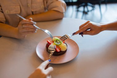 Çilekli çikolatalı kekler ve ahşap masada beyaz krema..