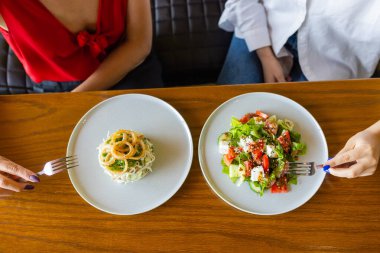 Bir sürü salata manzaralı bir masa. Beton masada farklı salatalar, üst manzara. Sebze salatası, füme somon salatası, ceviche ve stracciatella..