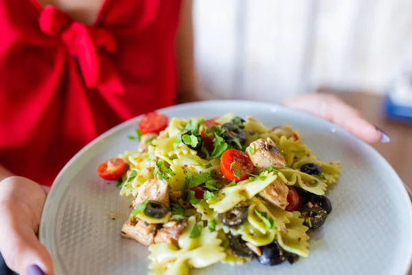 Салат из пасты Фусили, с ракетным песто, сочными помидорами, оливками и луком . — стоковое фото