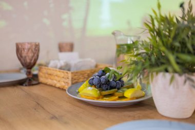 Peynirli peynir tabağı Dorblu, Parmesan peynirli, Brie peynirli, Camembert peynirli ve Rokfor peynirli..