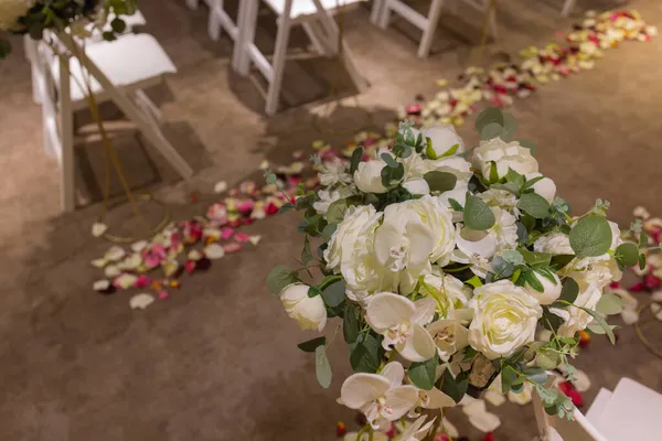 연회장에 하얀 식탁보 와화 꽃이 피어 있는 결혼 축하 장식. — 스톡 사진