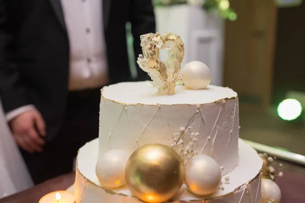 Руки нареченого і нареченого вирізають шматочок весільного торта . — стокове фото