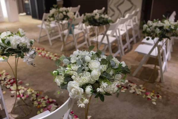 白いテーブルクロスと花の宴会場での結婚式のお祝いの装飾. — ストック写真