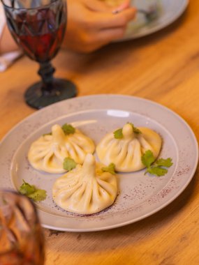 Kadınların elleri galeride yeni bir arabanın direksiyonuna tutunuyor..