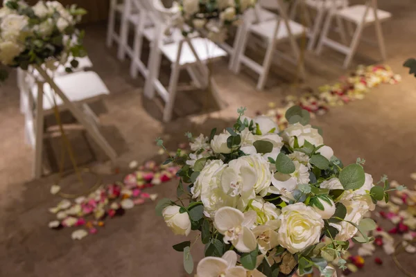 白いテーブルクロスと花の宴会場での結婚式のお祝いの装飾. — ストック写真