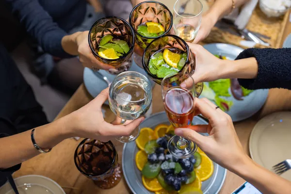 Feest. Mensen met een glas witte wijn die een toast uitbrengen. — Stockfoto
