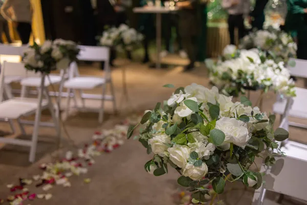 在宴会厅用白色桌布和鲜花装饰婚庆. — 图库照片