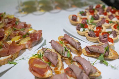 Vejetaryen açık büfesi. Mutfak büfesi vejetaryen restoranı. Soğuk mezeler ve sebze salatası..