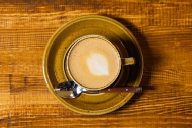 Kopya alanı koyu ahşap masa zemin üzerine kahve fincanı Üstten Görünüm.