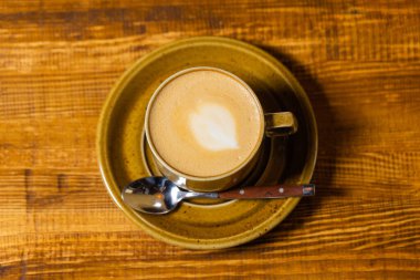 Kopya alanı koyu ahşap masa zemin üzerine kahve fincanı Üstten Görünüm.