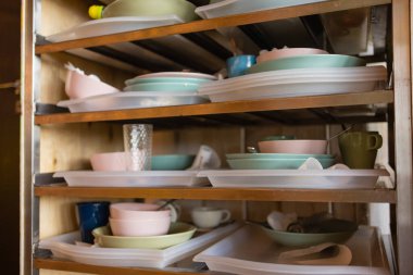 Gastromik bir operasyonda kirli tabaklarla dolu bir tepsi arabası..