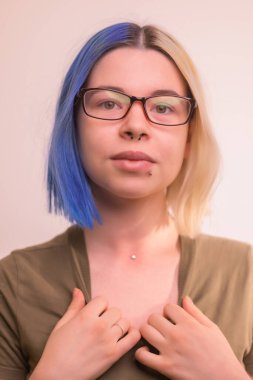 Mikro dermal piercing yerleştirme operasyonu. Profesyonel yerleştirme