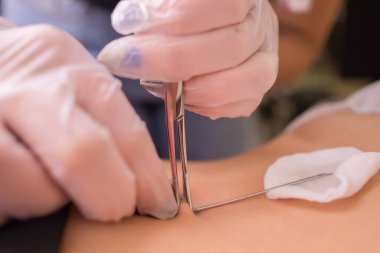 İlk piercing. Küpe göbek üzerinde giyinme. Piercing erkek.
