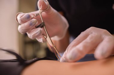 İlk piercing. Küpe göbek üzerinde giyinme. Piercing erkek.