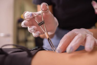 İlk piercing. Küpe göbek üzerinde giyinme. Piercing erkek.