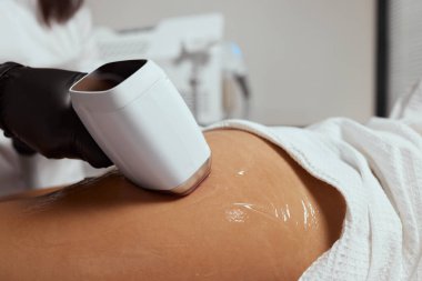 Genç Afrikalı kadın uyluklarına lazer kılı aldırıyor..