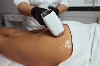 Genç Afrikalı kadın uyluklarına lazer kılı aldırıyor..