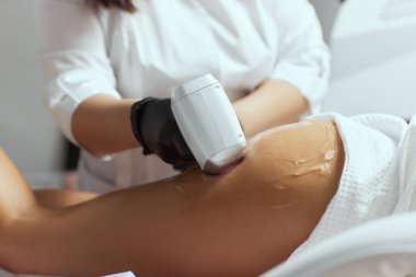 Genç Afrikalı kadın uyluklarına lazer kılı aldırıyor..