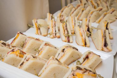 Yemek servisi için kulüp sandviçleri. Büyük şirketler için taze atıştırmalıklar..