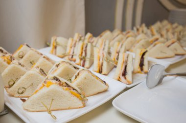 Yemek servisi için kulüp sandviçleri. Büyük şirketler için taze atıştırmalıklar..