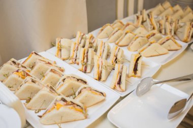 Yemek servisi için kulüp sandviçleri. Büyük şirketler için taze atıştırmalıklar..