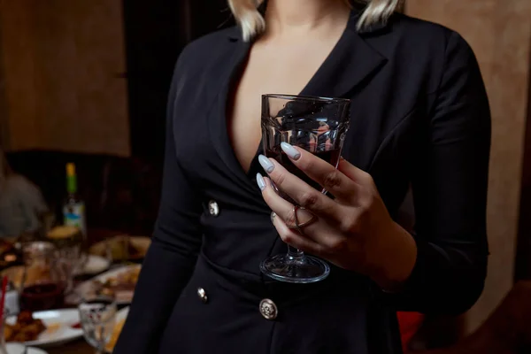 Närbild av vacker kvinna med ett glas champagne. fest och semesterfirande. — Stockfoto