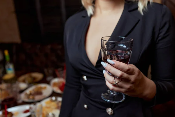 Közelkép egy gyönyörű nőről egy pohár pezsgővel. party és ünnep ünneplés. — Stock Fotó