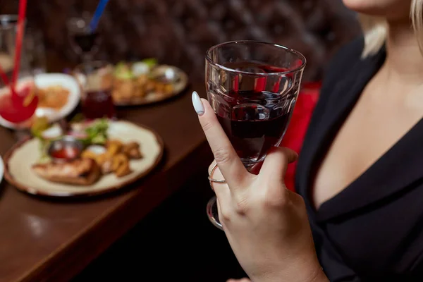 Primo piano di splendida donna con un bicchiere di champagne. festa e festeggiamenti. — Foto Stock