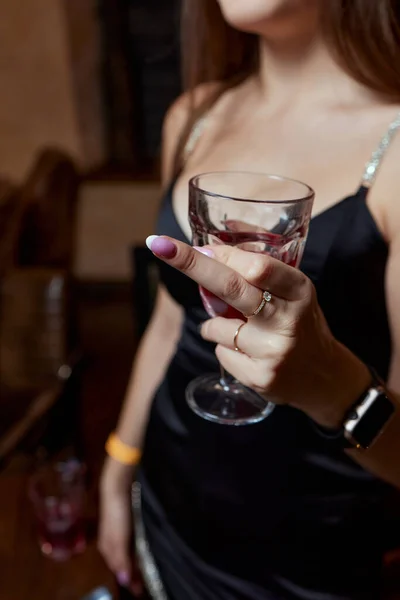 Close-up of gorgeous woman with a glass of champagne. party and holiday celebration. — Stock Photo, Image