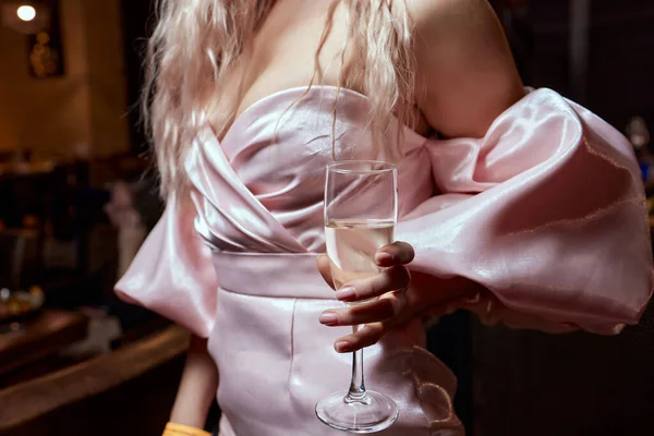 Крупним планом розкішна жінка з келихом шампанського. святкування вечірки та свята . — стокове фото