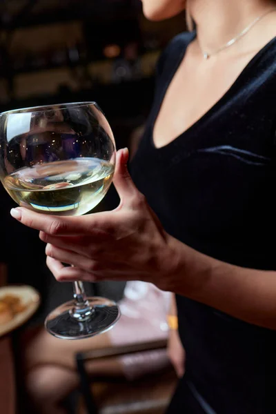 Nahaufnahme einer hinreißenden Frau mit einem Glas Champagner. Fest und Feiertag. — Stockfoto