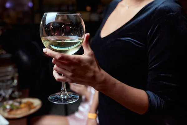 Nahaufnahme einer hinreißenden Frau mit einem Glas Champagner. Fest und Feiertag. — Stockfoto