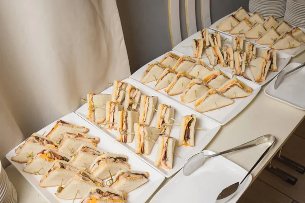 Sándwiches de club entregados para catering en el lugar.Deliciosos aperitivos frescos para grandes empresas. — Foto de Stock